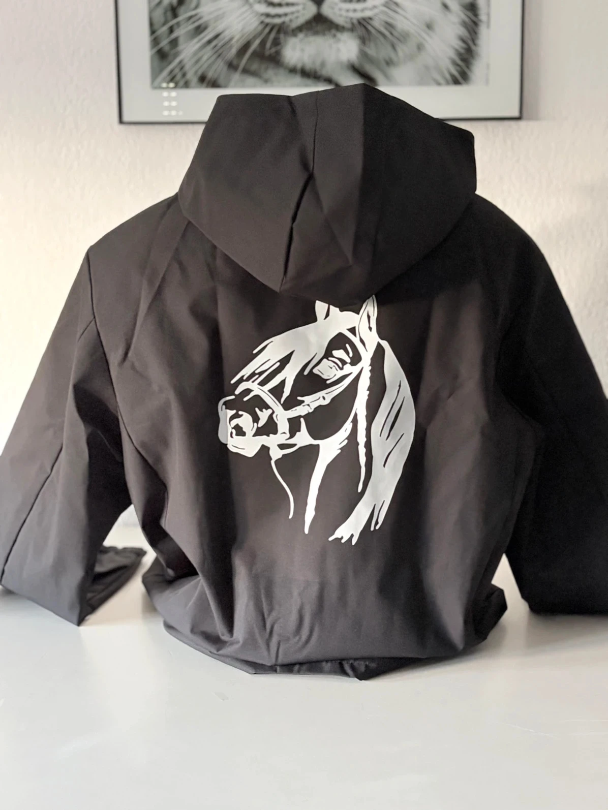 Chaqueta cortavientos negra con capucha motivo caballo en la espalda 100% poliéster hombre XXL nuevo – photo 6